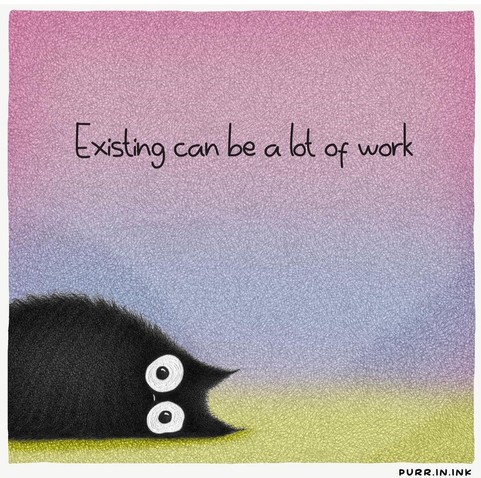 Dibujo. Gato negro tumbado a la izquierda con ojos grandes abiertos y pequeña nariz. Fondo de diferentes colores, el verde podría ser hierba. El rótulo arriba en inglés dice "existir puede ser mucho trabajo".