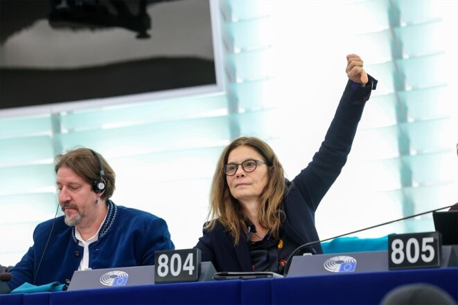 La députée autrichienne écologiste Sarah Wiener (à droite) lors du vote au Parlement européen de Strasbourg le 22 novembre 2023. © Photo Alexis Haulot / Parlement Européen