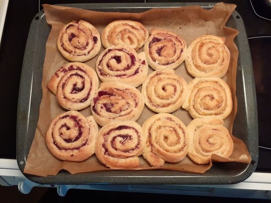 Ein Backblech voller Zimtschnecken