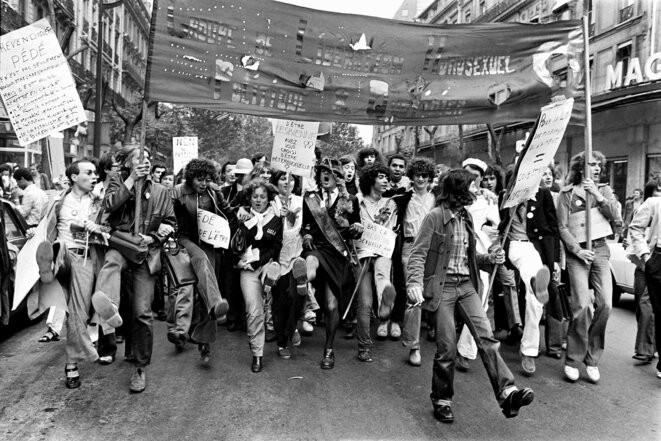 Le « Groupe de libération homosexuelle, politique et vie quotidienne » lors de la première Gay Pride organisée à Paris, le 25 juin 1977. © Photo AFP