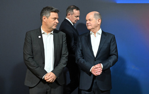 De gauche à droite : Robert Habeck, ministre écologiste de l’économie et du climat, Volker Wissing, ministre libéral du numérique et des transports, et Olaf Scholz, le chancelier social-démocrate, à Jena (Allemagne), le 21 novembre. © Photo Martin Schutt / dpa via AFP