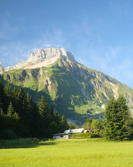 Le Grand Bargy is a mountain in France with an elevation of 7,549 ft. It's located in the state of Auvergne-Rhône-Alpes.