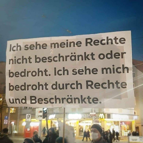 Plakat auf einer Demo:

Ich sehe meine Rechte nicht beschränkt oder bedroht. Ich sehe mich bedroht durch Rechte und Beschränkte.