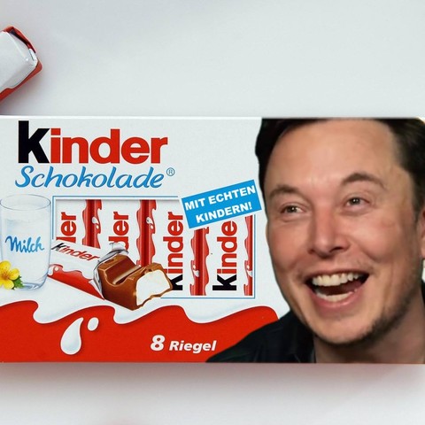 Eine Packung Kinderriegel mit der Aufschrift "Mit echten Kindern!". Auf der Packung ist Elon Musk aufgedruckt, der lacht.