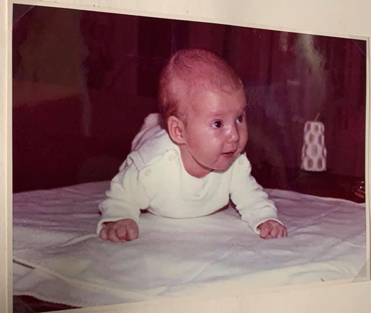 Ich als Baby auf dem Tisch