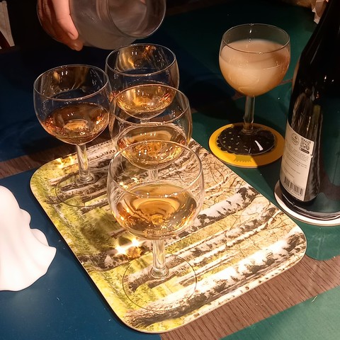 1 verre de pastis prêt et 4 verres de pastis à remplir d'eau sur un plateau décoré en bouleau.