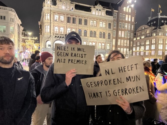 Des manifestants expriment leur refus d’avoir Geert Wilders comme éventuel nouveau Premier ministre, à Amsterdam le 23 novembre. © Photo Selman Aksunger / Anadolu via AFP