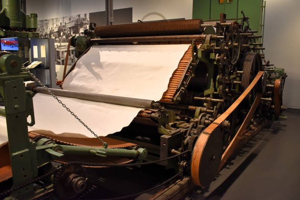 Cotton sheets being pressed on the conveyor belt