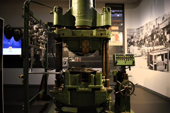A heavy press