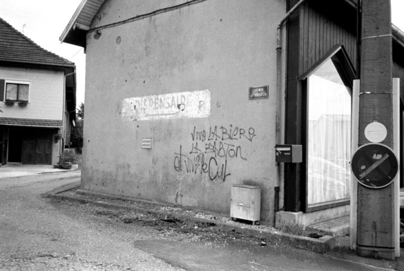 Message sur le pignon d'une maison, noir et blanc.