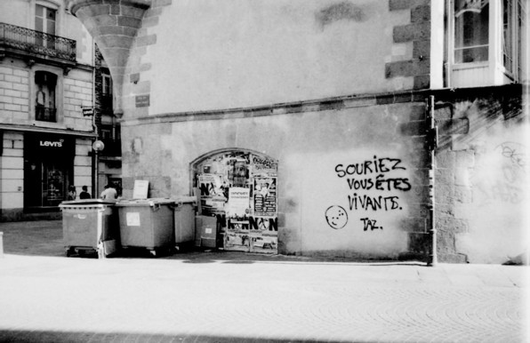 Graffiti plein d'espoir sur un mur de village, noir et blanc.
