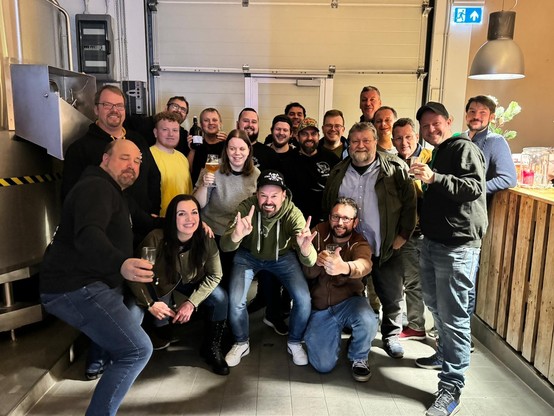 Gruppenfoto der Stammtisch Teilnehmer*innen im Gastraum der Wittorfer Brauerei 