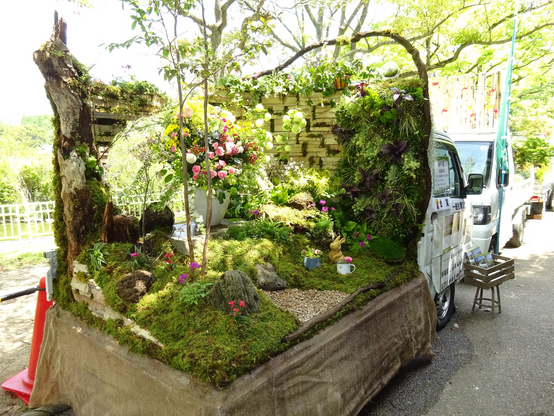 Another of the many kei trucks on display at this contest. This one has a mossy scene on the truck bed, with brick walls, tree trunks, flowers, and a small walkway. It appears the artist was trying to make it feel like a little trail or small garden that had been transported onto the back of their truck. 