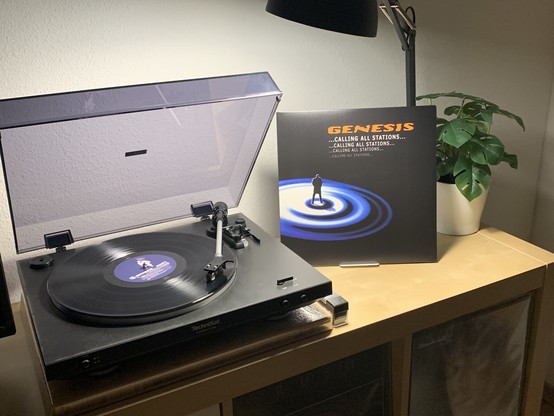 Plattenspieler der das Album „Calling all Stations“ von Genesis abspielt. 