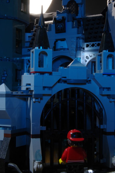 Eine Burg aus Legosteinen, davor eine Legofigur. Alles ist in fahles Mondlicht getaucht. Die Szene soll einen Besuch einer Burg bei Nacht darstellen.