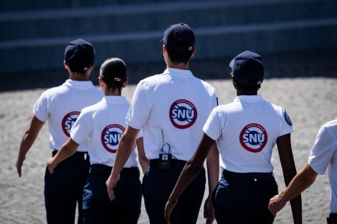 Un groupe de volontaires du SNU défilent le 14 juillet 2023 à Paris. © Photo Xose Bouzas / Hans Lucas via AFP