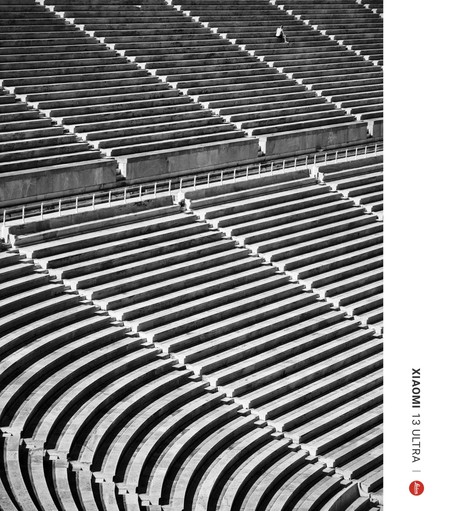 Stade olympique de 1896 à Athénée. Jeux d'ombres et de lumières en noir et blanc avec les lignes épurées du stade en marbre.