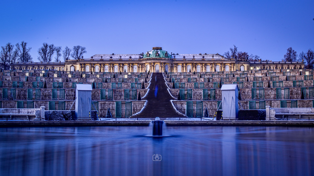 Palace Sanssouci in snow at dusk, Sanssouci Park, Potsdam, 28 Nov 2023. Nikon D5600, Nikkor DX 35 mm ƒ1.8G, ISO 100, ƒ22, -0.3 ev, 10s (long exposure)