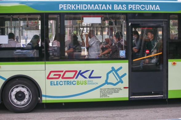 GoKL bus full of passengers on the road. / Photo from the linked article.