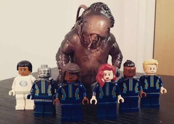 The Star Trek Discovery S1 Crew 🖖
(Ripper the Tardigrade standing over them)

From left to right:
#HughCulber
#Airiam
#MichaelBurnham
#SylviaTilly
#JoannOwosekun
#PaulStamets