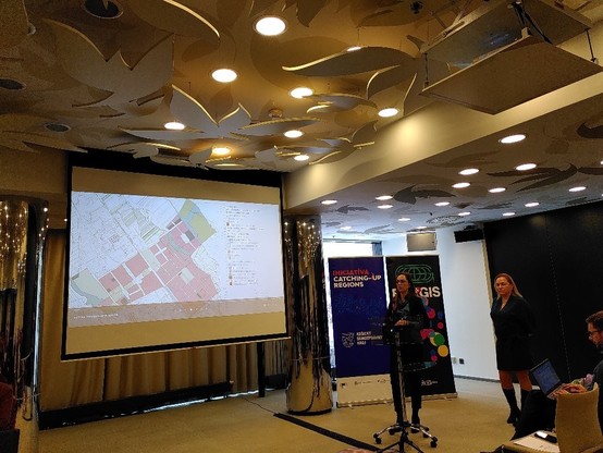 Martina Zeleňáková a Marcela Bindzárová Gergeľová (TUKE) na EastGIS 2023 prezentuju vystupy, ktore vramci proof-of-concept (PoC) vypracovali pre Úrad územného plánovania a výstavby.
