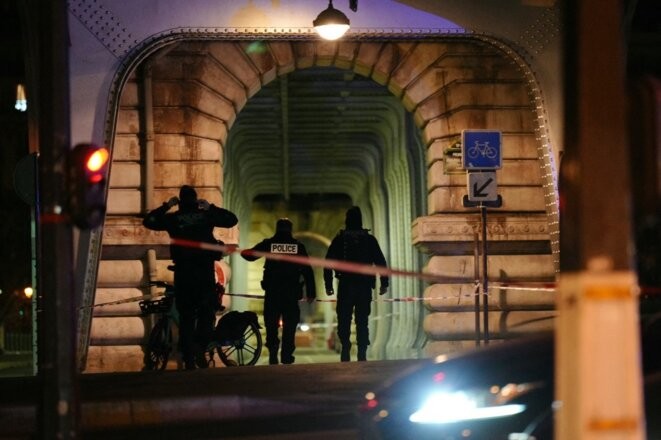 Des policiers près du lieu de l’attentat à Paris le 2 décembre 2023. © Photo Dimitar Dilkoff/AFP