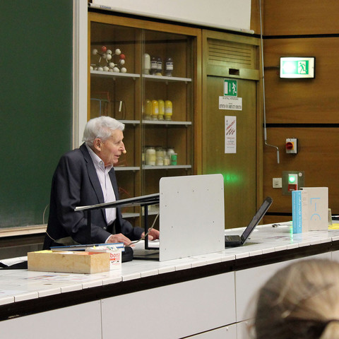 Franz Effenberger bei seiner öffnentlichen Vorlesung im Kekulé-Hörsaal der Universität Stuttgart am 4. Mai 2023 · photo courtesy LiC