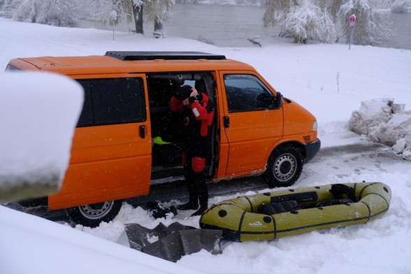 Ich zwischen Garfield (Bus) und Packraft beim anziehe  des Trockentauchanzugs.