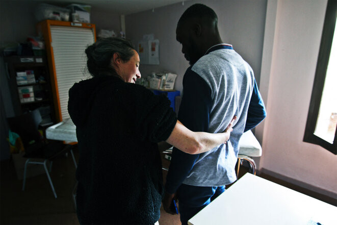 Une bénévole de Médecins du monde ausculte un réfugié à Briançon, le 15 mais 2023. © Photo Thibaut Durand / Hans Lucas via AFP