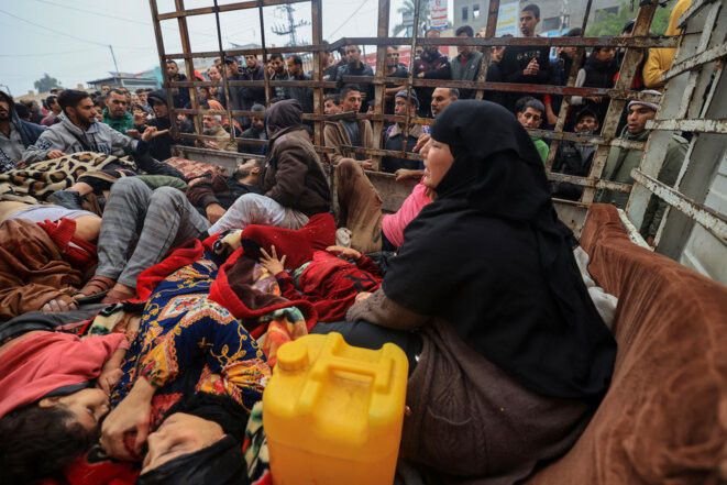 Des Gazaouis blessés dans les bombardements israéliens sont transportés à l’hôpital Nasser de Khan Younès, dans la sud de Gaza. © Photo Mahmud Hams / AFP