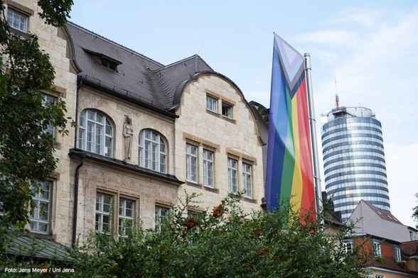 Die Pride-Flagge vor dem Universitätshauptgebäude in Jena. Foto: Jens Meyer / Uni Jena