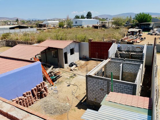 Neue Wohngebäude und neuer Innenhof im Bau