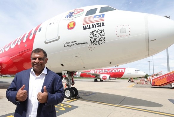 Tan Sri Tony Fernandes in front of AirAsia aircraft. / Photo from linked article.
