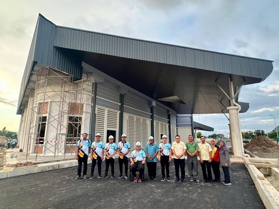 A group of people at Kangar Sentral. / Photo from Suara Merdeka.