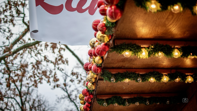Lights of many shapes and sizes at Christmas market, Weberplatz, Babelsberg, Potsdam, 3 Dec 2023. Nikon D5600, Nikkor DX 35 mm ƒ1.8G, ISO 100, ƒ1.8-2.8, -0.3 ev, 1/125-1/1250s