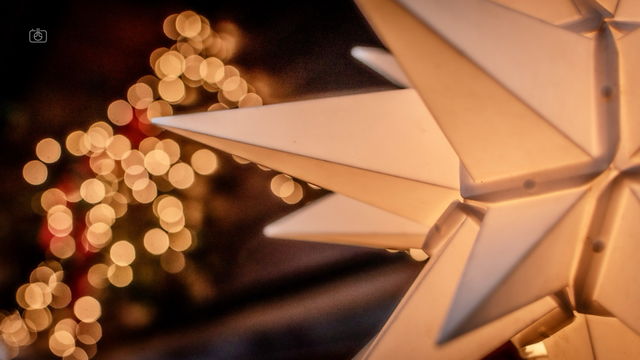 Lights of many shapes and sizes at Christmas market, Weberplatz, Babelsberg, Potsdam, 3 Dec 2023. Nikon D5600, Nikkor DX 35 mm ƒ1.8G, ISO 100, ƒ1.8-2.8, -0.3 ev, 1/125-1/1250s