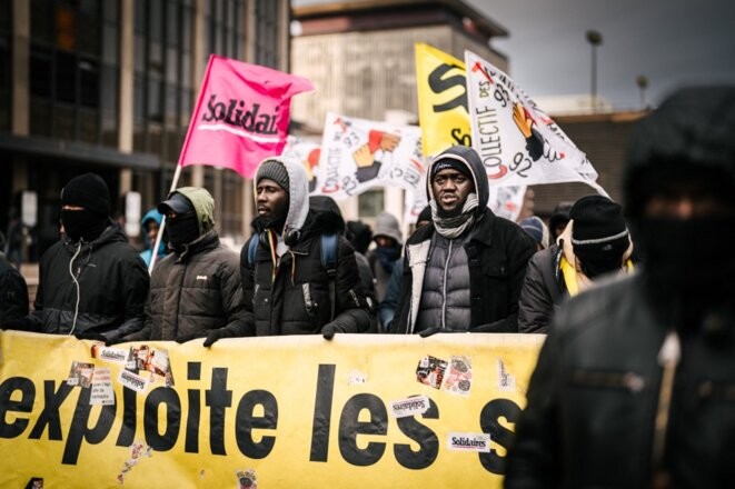 Manifestation de travailleurs sans-papiers de La Poste, contre la future loi immigration, le 3 décembre 2023 à Paris. © Photo Xose Bouzas / Hans Lucas via AFP