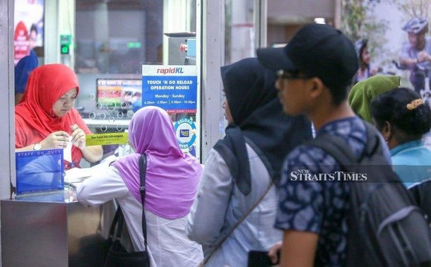 People lining up at rapidKL train station counter. / Photo from linked article.