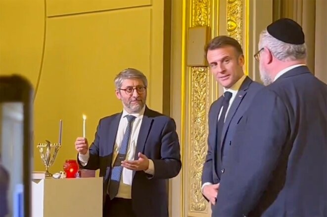 Emmanuel Macron aux côtés d'Haïm Korsia, Grand rabbin de France, le 7 décembre à l'Élysée. © Photo Twitter / Mendel Samama