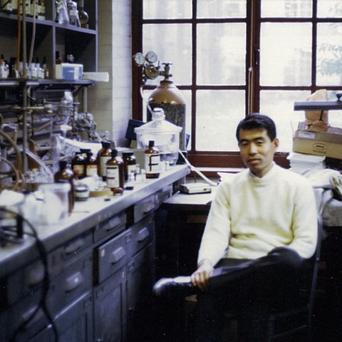 Ryōji Noyori in Harvard 1969–1970: “Mein Arbeitsplatz befand sich im Converse Basement, Raum 4, wo ich mit meinem Laborkollegen Ned M. Weinshenker aus der Gruppe von Frederick D. Greene am MIT arbeitete” · Photo couresy himself