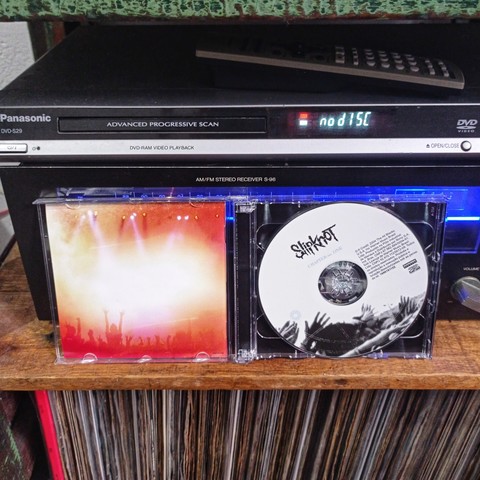 CD aberto mostrando a contra capa do encarte e o CD