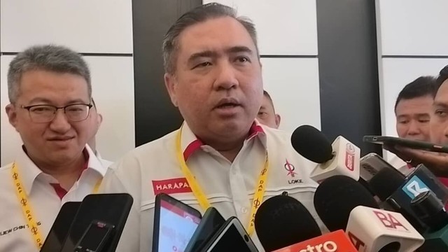 Anthony Loke, Minister of Transport, talking to the media. / Photo from linked article.