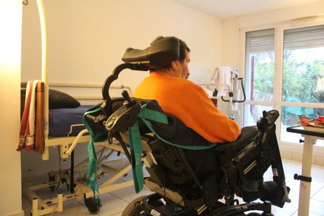 Abdelkader*, qui souffre d’une sclérose en plaque compliquée d’un AVC, vit en fauteuil roulant. © Nejma Brahim / Mediapart.