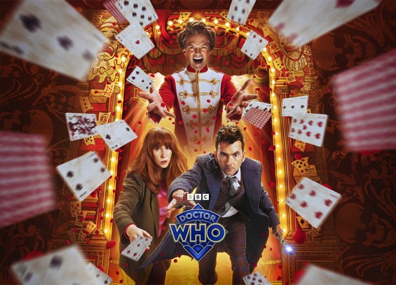 Photomontage de l'épisode The Giggle: Le Toymaker, en arrière, semble lancer des cartes menaçante vers le public dans un somptueux décor alors que le Docteur et Donna s'enfuie vers l'avant de l'image.