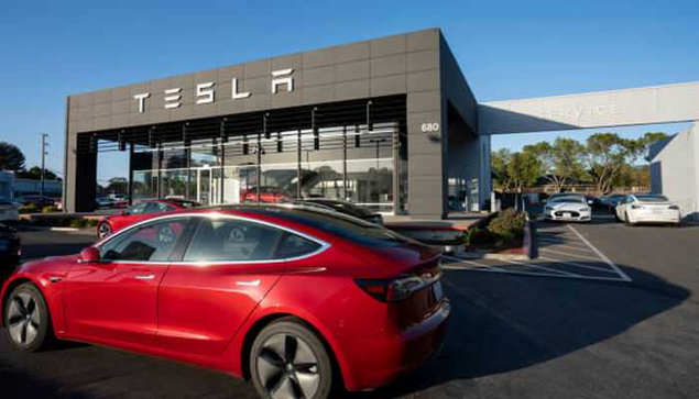 Tesla’s ambitious endeavor to improve electric vehicle charging with its battery swap technology eventually failed. However, in an unexpected turn of events, Stellantis, a prominent vehicle manufacturer, has expressed interest in the supposedly abandoned project. Could Tesla’s unsuccessful attempt hold the key to unlocking the future of electric vehicle adoption?