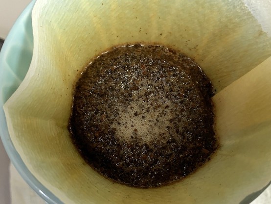 ドリップ中のコーヒー豆