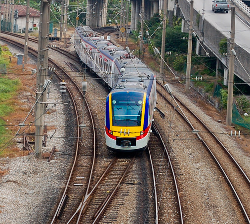 KTM Komuter train at Port Klang Junction. / Photo by Riddle, CC BY-SA 3.0 on Wikimedia Commons.

This photo is only for illustration purpose so people know how KTM Komuter train looked like. The actual photo in the article showing the woman on a stretcher might be gruesome to some people and thus being substituted out.