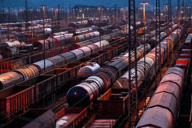 Des trains de marchandises de la compagnie ferroviaire allemande Deutsche Bahn sont stationnés à la gare de fret de Hagen, dans l'ouest de l'Allemagne, le 7 décembre 2023. © Photo Ina Fassbender / AFP