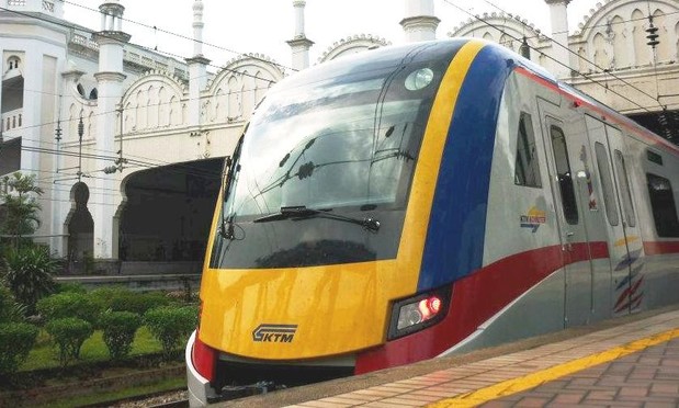 KTM Komuter train at a platform. / Photo by Sestronova, CC BY-SA 3.0 on English Wikipedia.