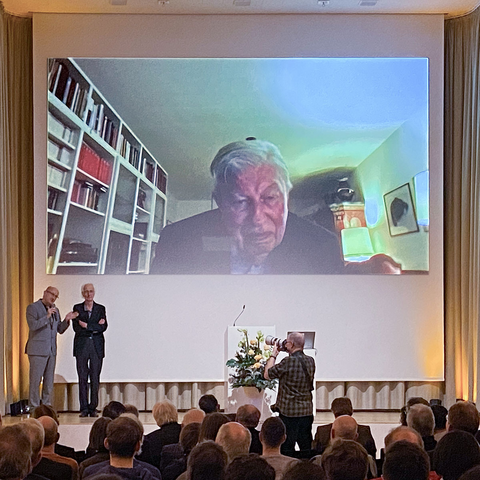 Gerhard Ertl, zugeschaltet bei der Auszeichnung des Gerhard Ertl Lecture Awards 2023 am 11. Dezember 2023 in Berlin · photo by Eva E. Wille